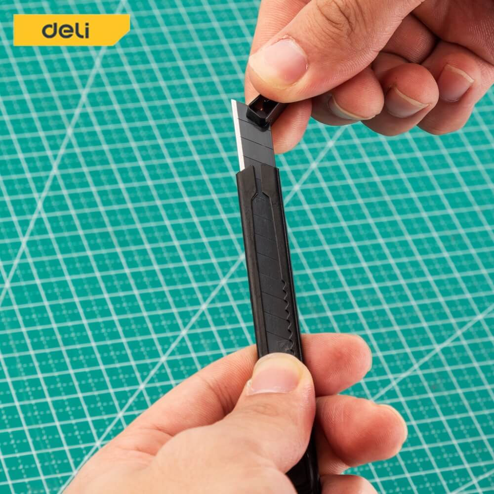 คัตเตอร์ DELI EDL007B-BK-01 สีดำ