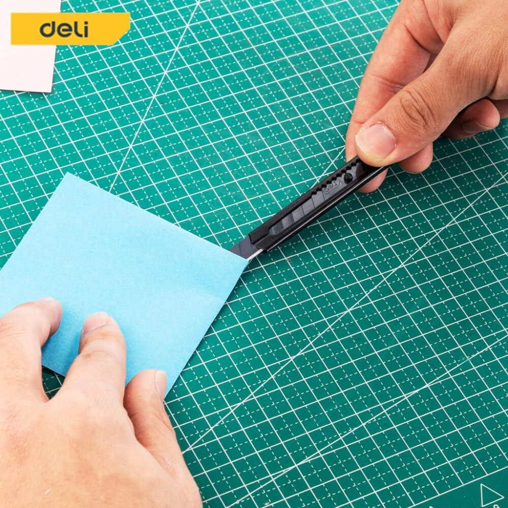 คัตเตอร์ DELI EDL007B-BK-01 สีดำ