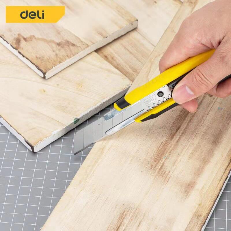 คัตเตอร์ DELI EDL018Z-YL-01 18มม สีเหลือง