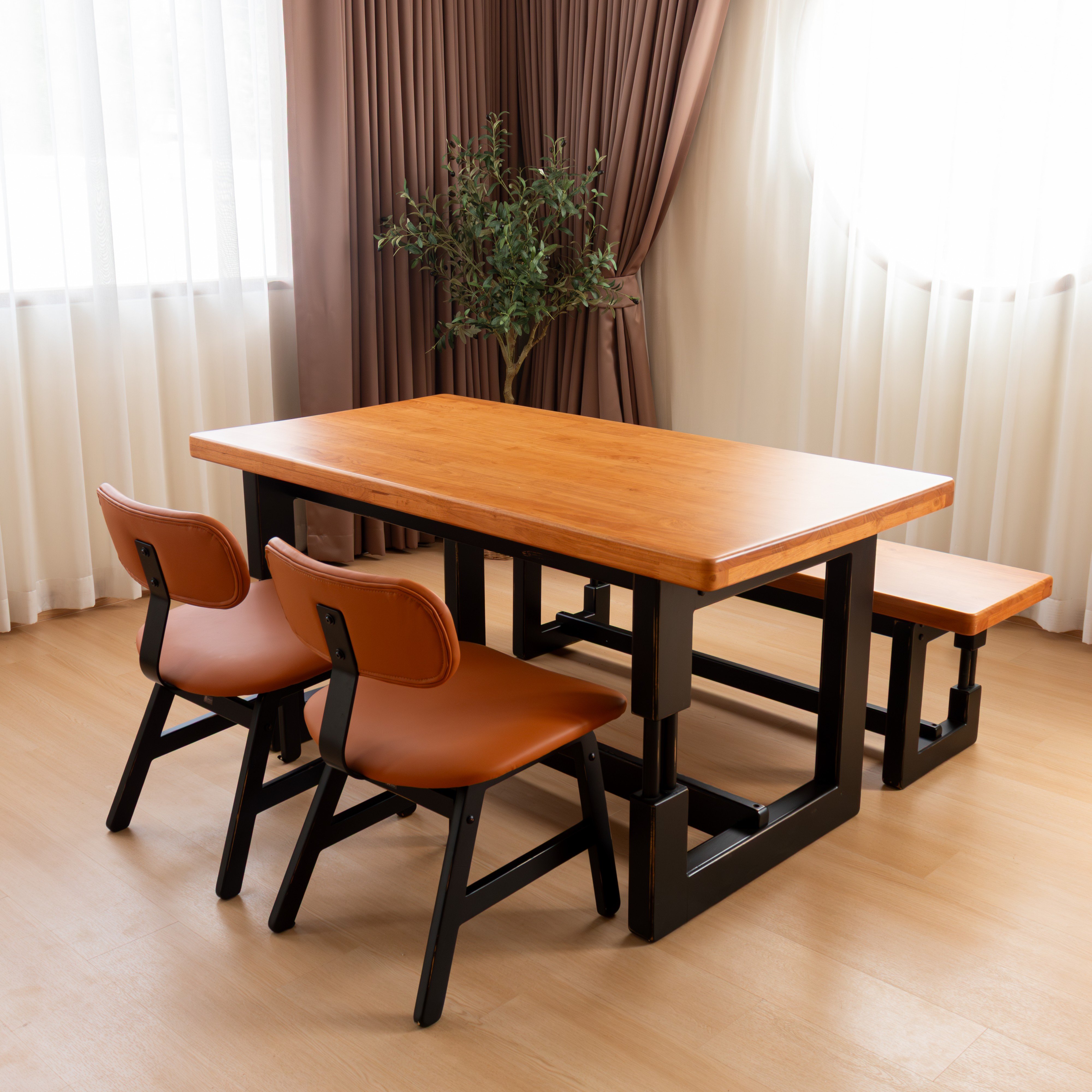 โต๊ะทานข้าวไม้ยางพาราแท้ 4 ที่นั่ง MAAI DESIGN  รุ่น MAYA TABLE ขาดำ สีโอ๊ค