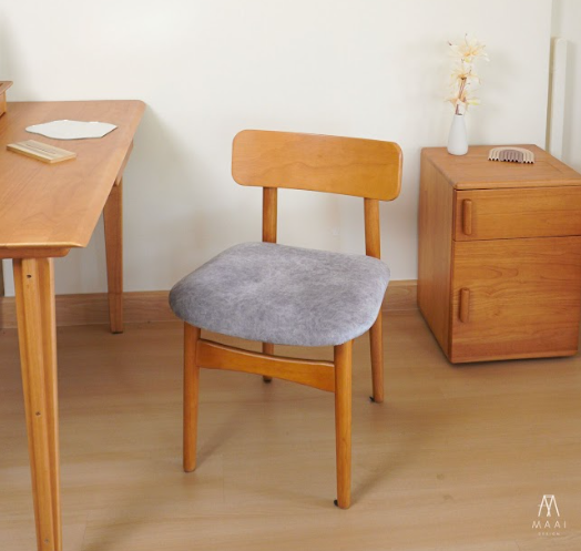 เก้าอี้ทานข้าวไม้ยางพาราแท้ เบาะกำมะหยี่สีเทา MAAI DESIGN SHITA CHAIR สีโอ๊ค