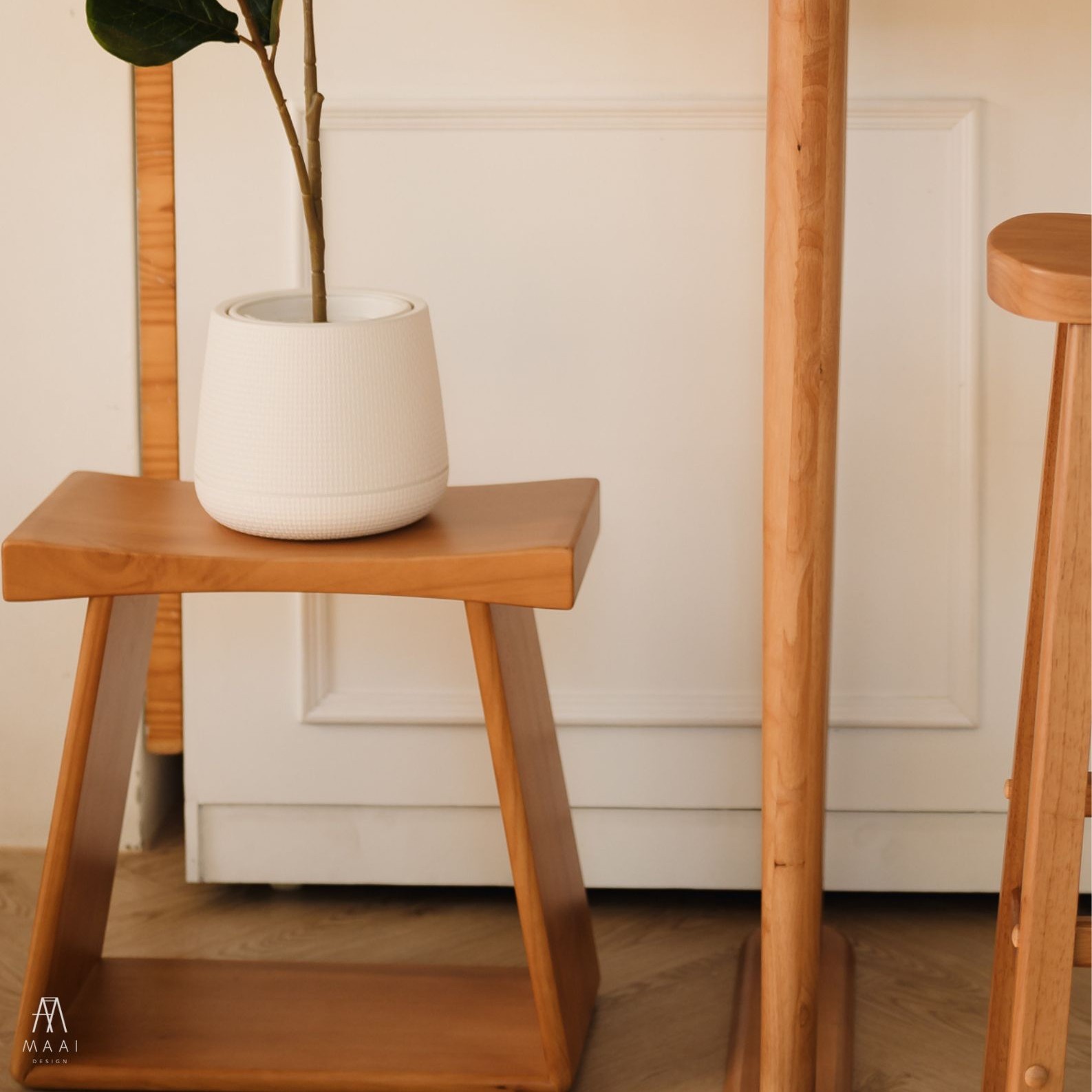 เก้าอี้บาร์ไม้ยางพารา MAAI DESIGN รุ่น BULL STOOL สีโอ๊ค