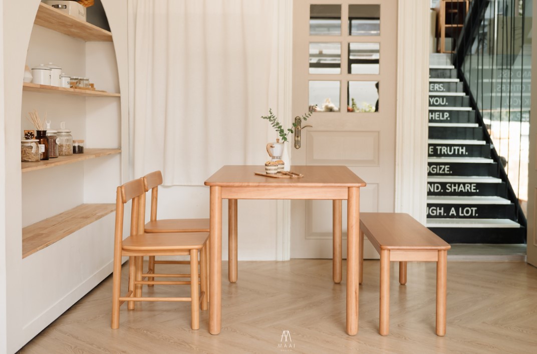 โต๊ะทานข้าวไม้ยางพาราแท้ 4 ที่นั่ง MAAI DESIGN  รุ่น KAZOKU TABLE สีโอ๊ค