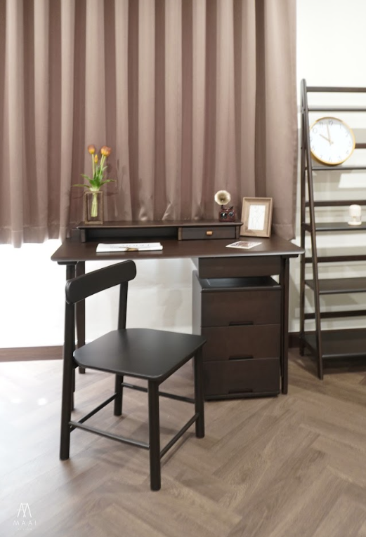 เก้าอี้ทานข้าวไม้ยางพาราแท้ MAAI DESIGN ISU CHAIR  ลวดลายธรรมชาติ สีช็อกโกแลต