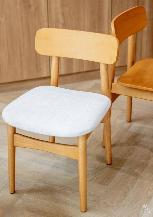 เก้าอี้ไม้ยางพารา เบาะผ้าสีขาว MAAI DESIGN SHITA CHAIR สีโอ๊ค