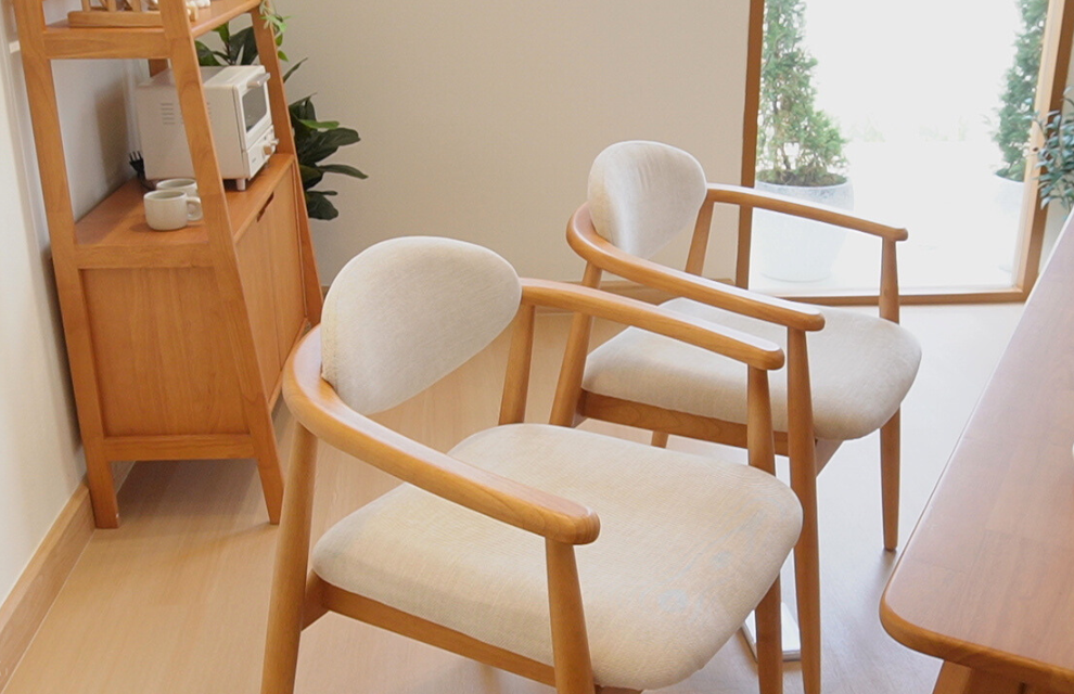 เก้าอี้ทานข้าวไม้ยางพาราเบาะผ้าฝ้าย MAAI DESIGN รุ่น KIROKU CHAIR สไตล์ญี่ปุ่น มีที่พักแขน สีโอ๊ค_2