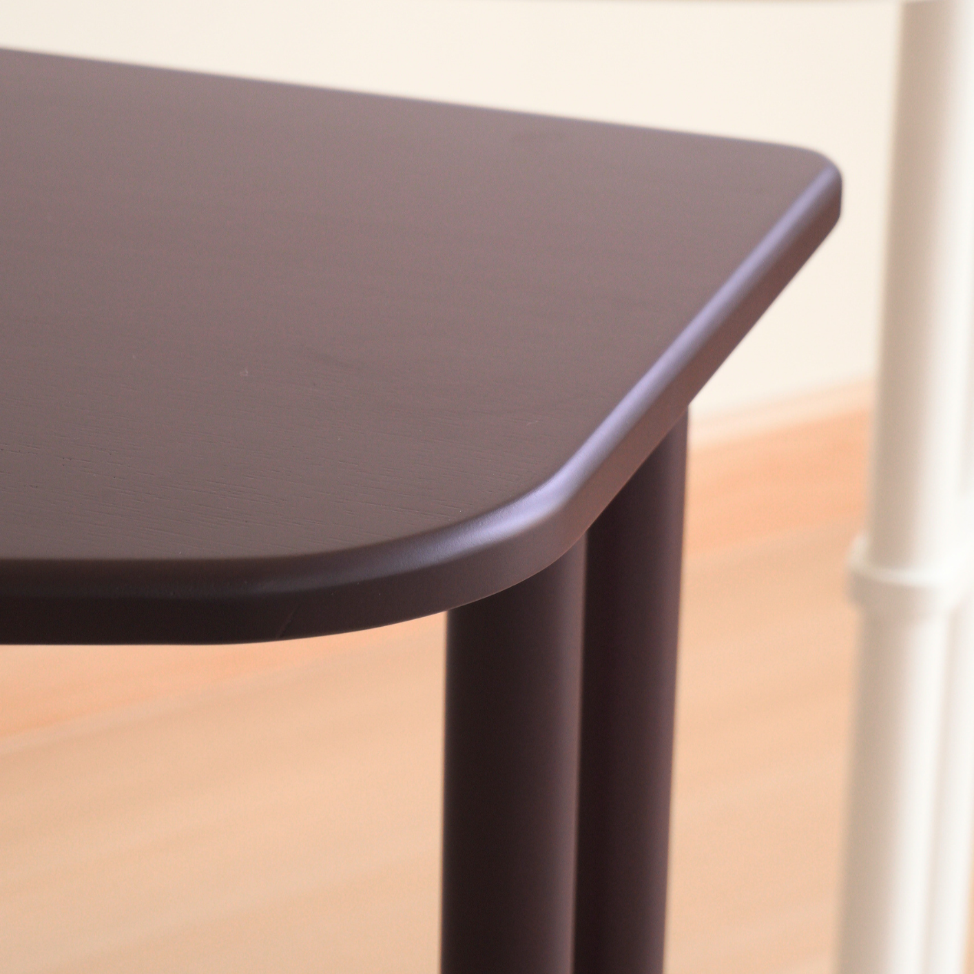 โต๊ะทำงานไม้ยางพารา ปรับ2ระดับ MAAI DESIGN รุ่น TACHI SIDE TABLE สีเชอร์รี่ชิลี