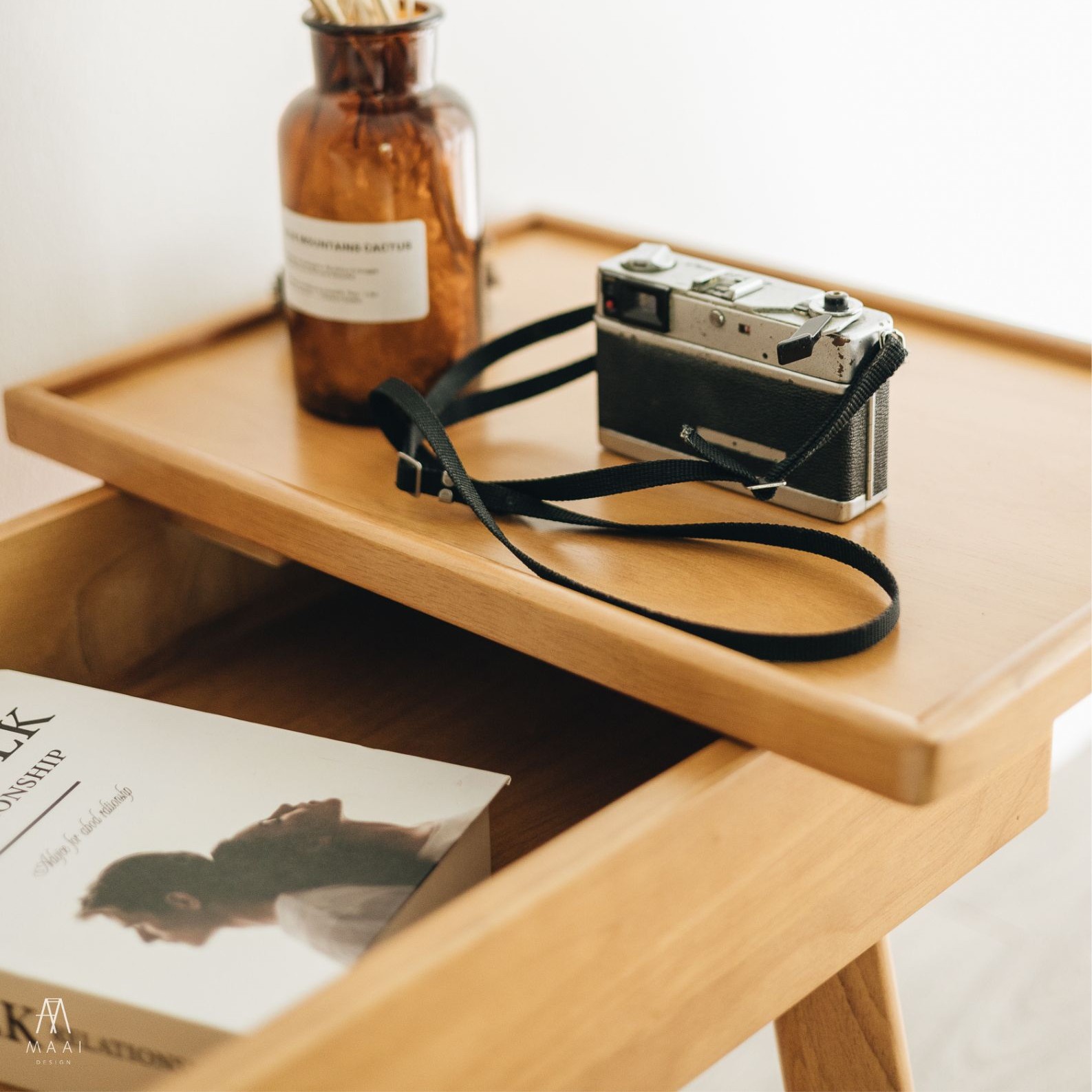 ตู้ข้างเตียงไม้ยางพารา MAAI DESIGN รุ่น FLIP SIDE TABLE สีโอ๊ค
