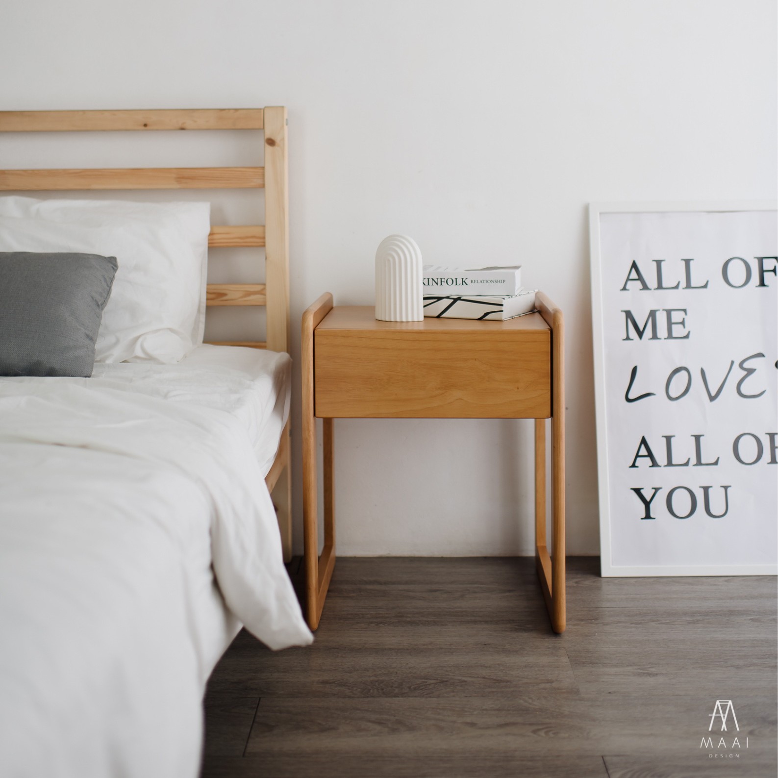 ตู้ลิ้นชักข้างเตียงไม้ยางพารา MAAI DESIGN รุ่น UCHU SIDE TABLE สีโอ๊ค