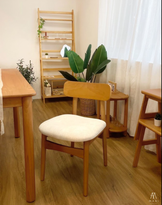 เก้าอี้ไม้ยางพารา เบาะผ้าสีขาว MAAI DESIGN SHITA CHAIR สีโอ๊ค
