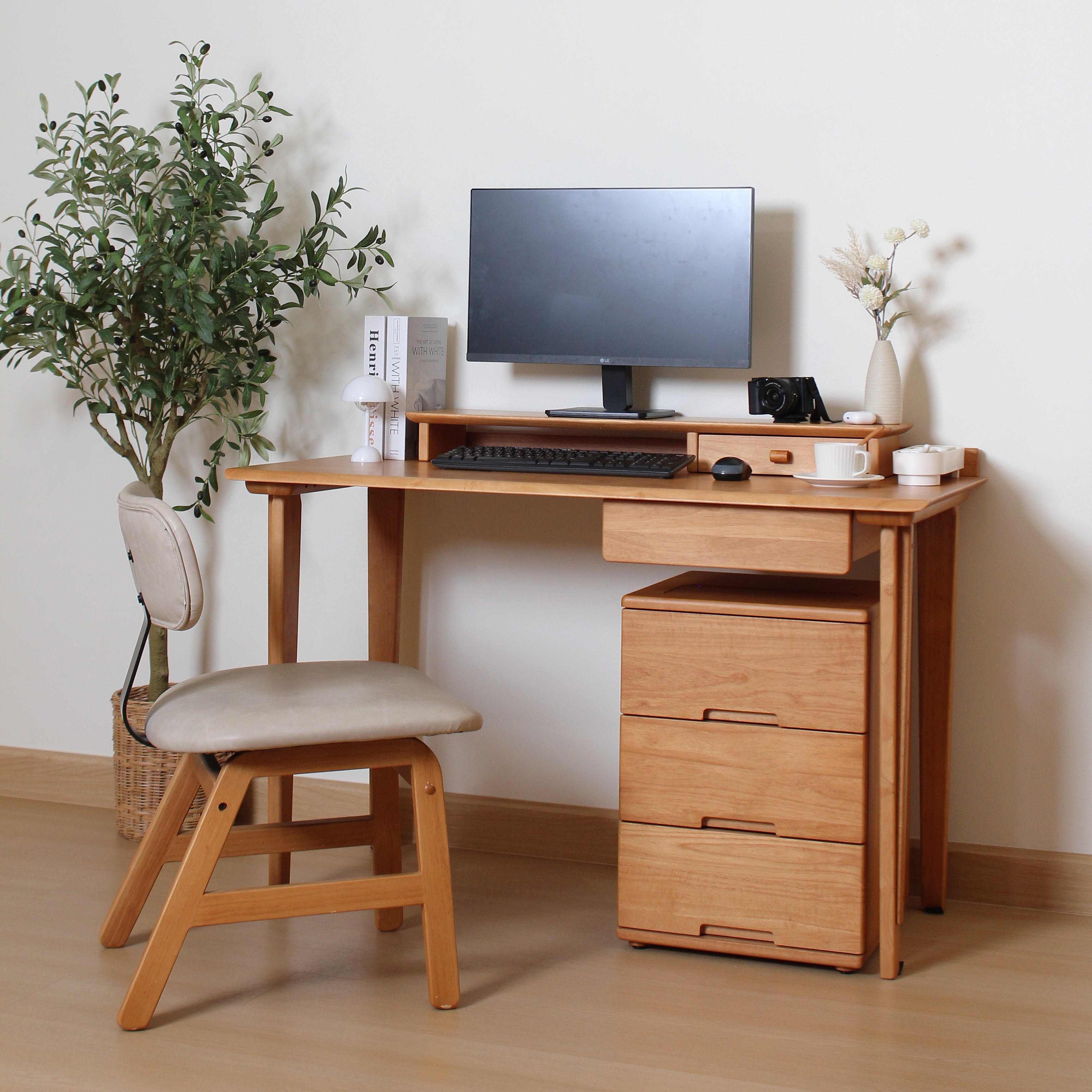 โต๊ะทำงานไม้ยางพารา MAAI DESIGN รุ่น BENKYO TABLE สีโอ๊ค