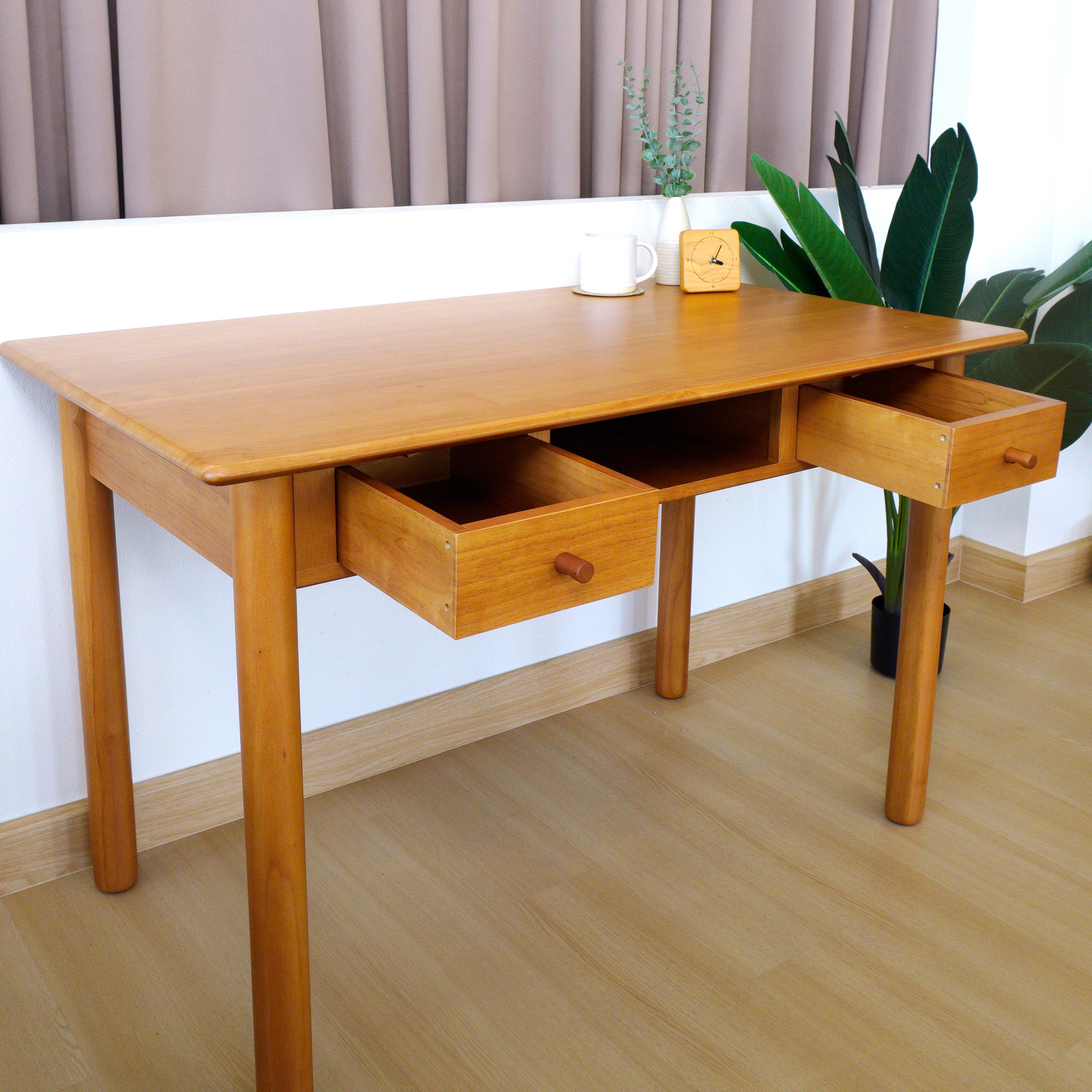 โต๊ะทำงานไม้ยางพารา MAAI DESIGN รุ่น HIROSHI TABLE สีโอ๊ค