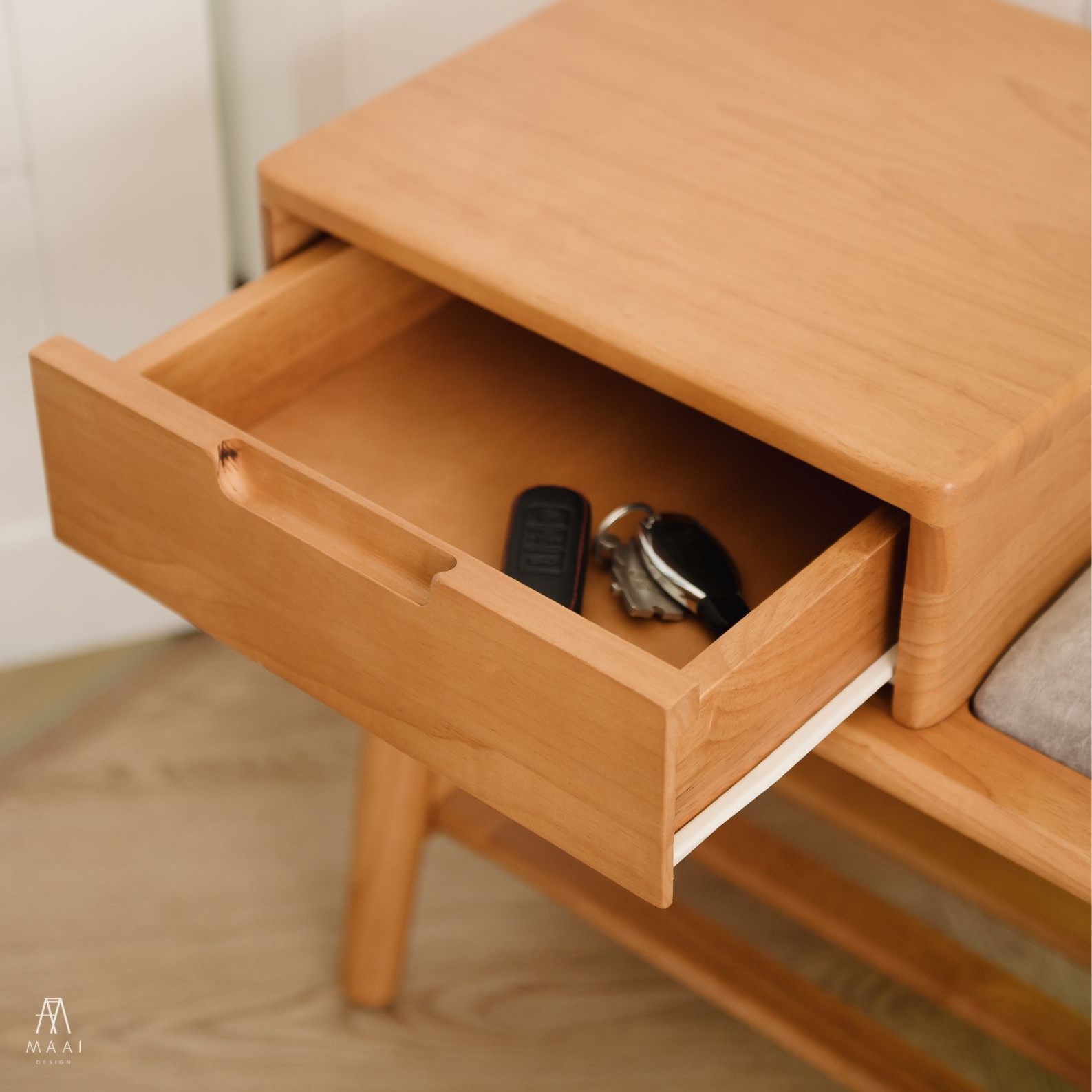 ม้านั่งใส่รองเท้าไม้ยางพารา MAAI DESIGN รุ่น KUTSU BENCH สีโอ๊ค