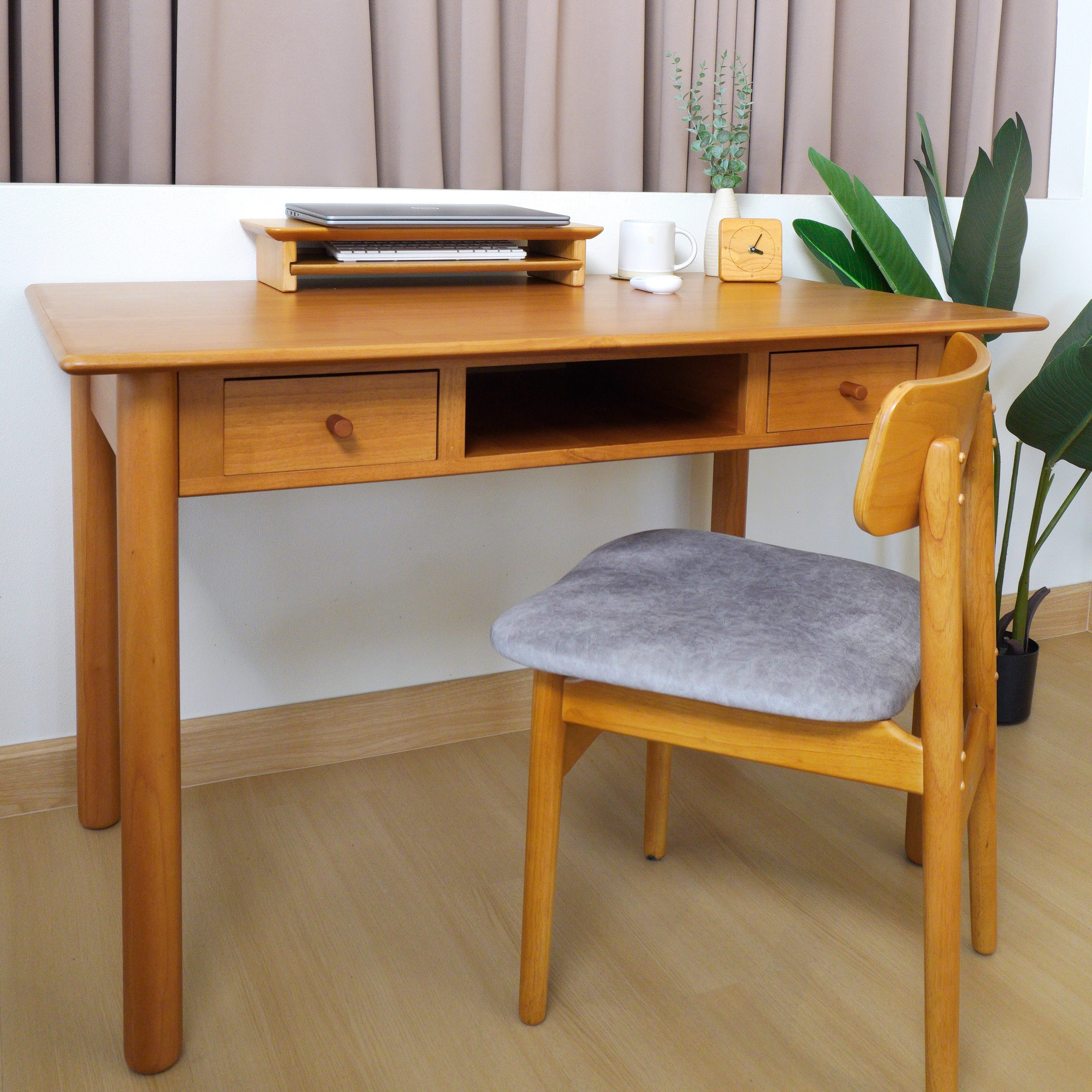 โต๊ะทำงานไม้ยางพารา MAAI DESIGN รุ่น HIROSHI TABLE สีโอ๊ค