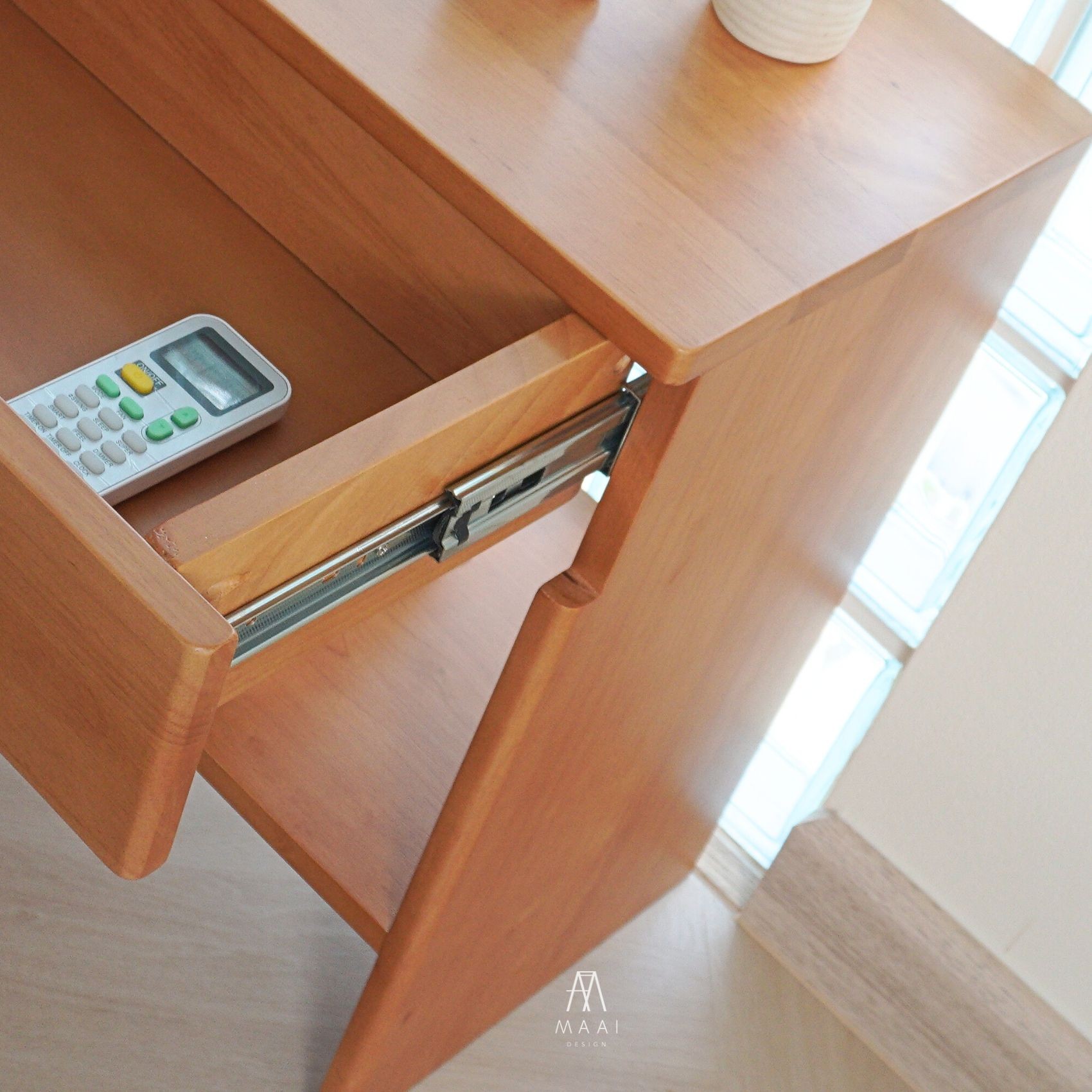 ตู้ลิ้นชักข้างเตียงไม้ยางพารา MAAI DESIGN รุ่น REINA SIDE TABLE สีโอ๊ค
