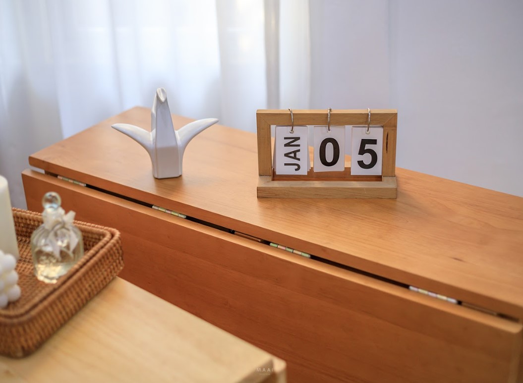 โต๊ะทานข้าวไม้ยางพาราแท้พับเก็บได้ MAAI DESIGN  รุ่น BUTTERFLY ONLY TABLE สีโอ๊ค
