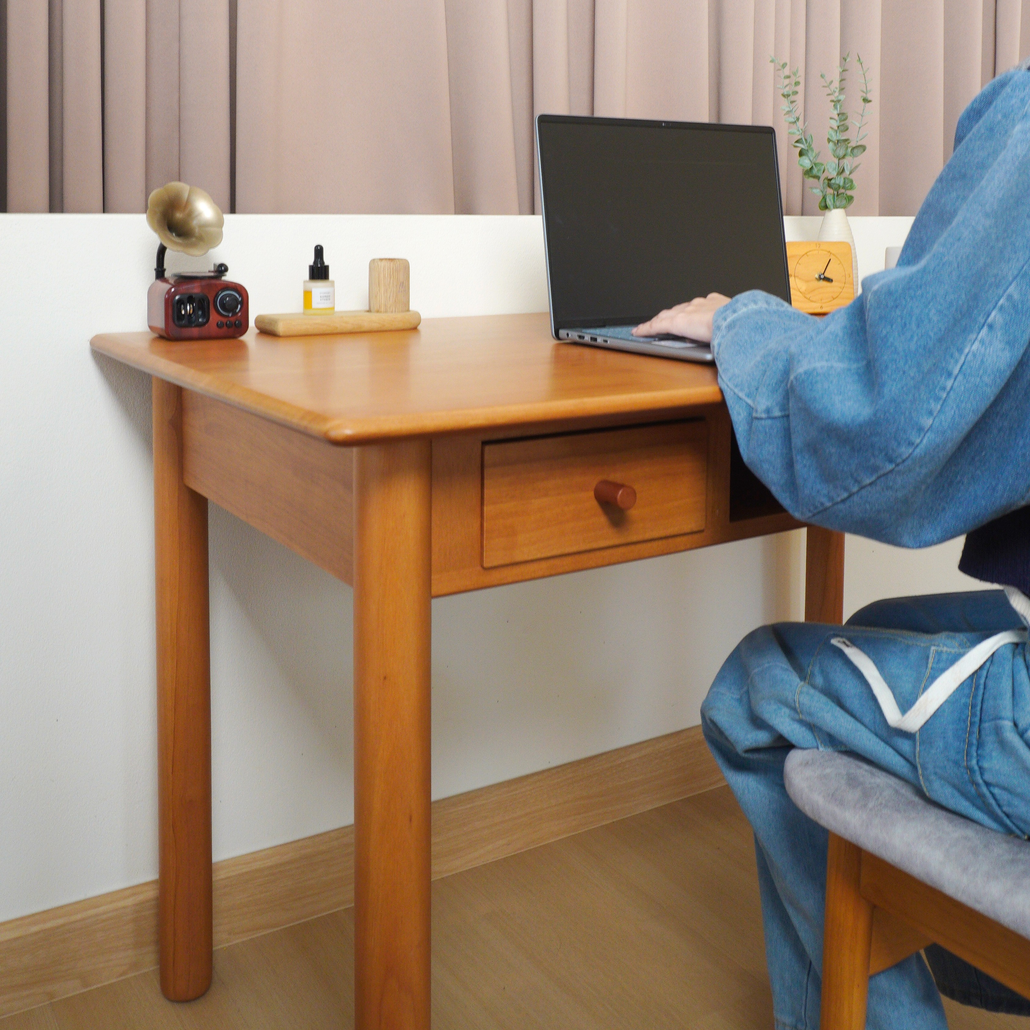โต๊ะทำงานไม้ยางพารา MAAI DESIGN รุ่น HIROSHI TABLE สีโอ๊ค