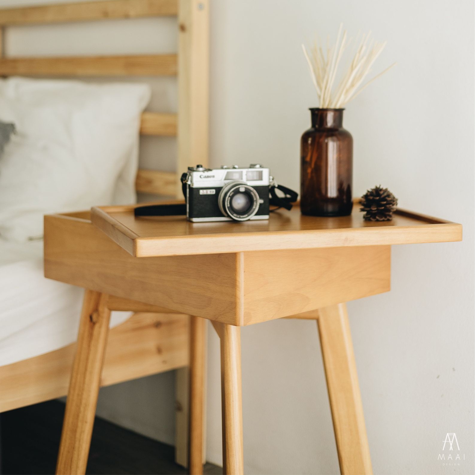 ตู้ข้างเตียงไม้ยางพารา MAAI DESIGN รุ่น FLIP SIDE TABLE สีโอ๊ค