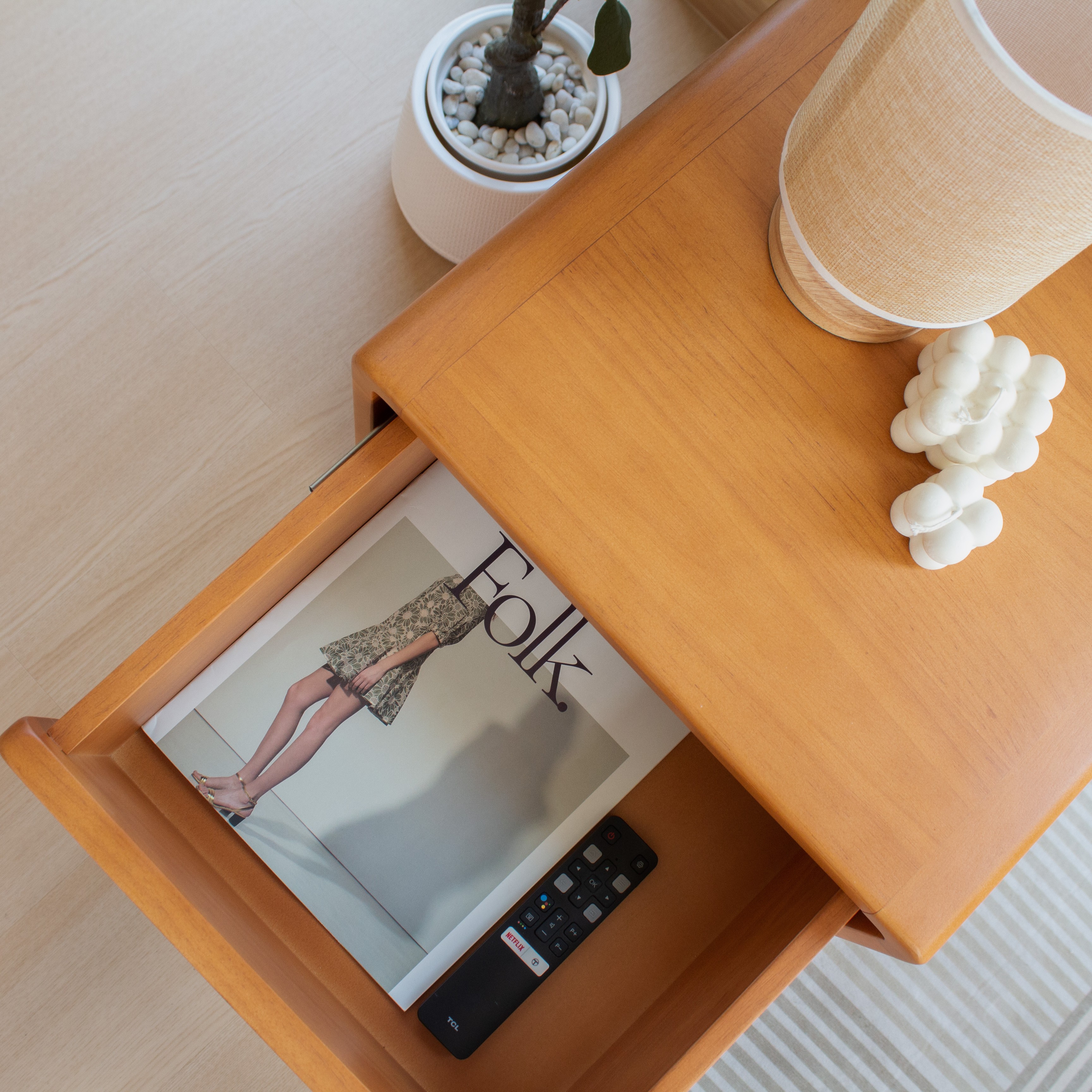 ตู้ลิ้นชักข้างเตียงไม้ยางพารา MAAI DESIGN รุ่น UNERU SIDE TABLE สีโอ๊ค