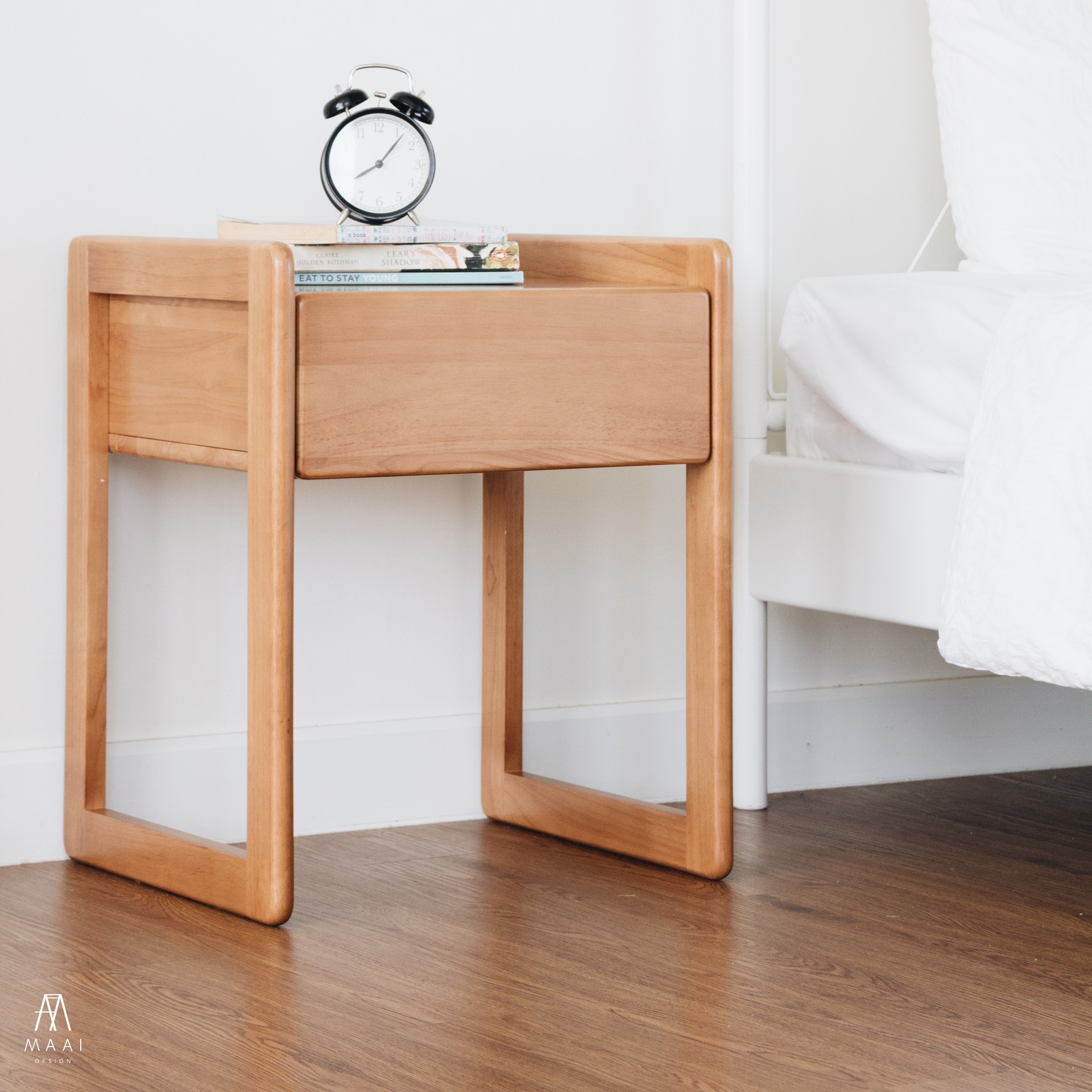 ตู้ลิ้นชักข้างเตียงไม้ยางพารา MAAI DESIGN รุ่น UCHU SIDE TABLE สีโอ๊ค