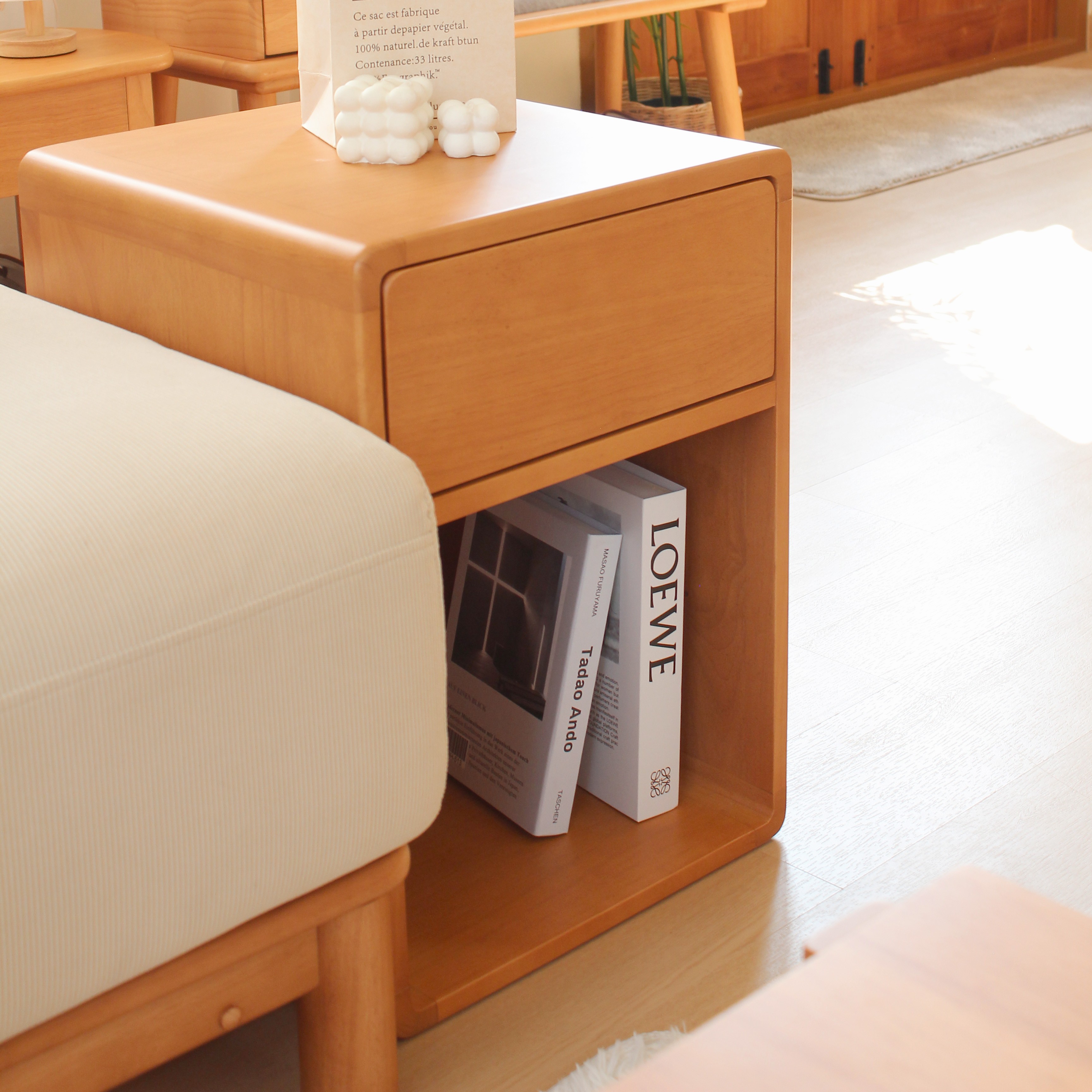 ตู้ลิ้นชักข้างเตียงไม้ยางพารา MAAI DESIGN รุ่น UNERU SIDE TABLE สีโอ๊ค