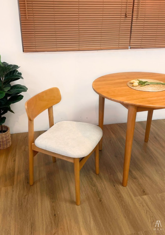 เก้าอี้ไม้ยางพารา เบาะผ้าสีขาว MAAI DESIGN SHITA CHAIR สีโอ๊ค
