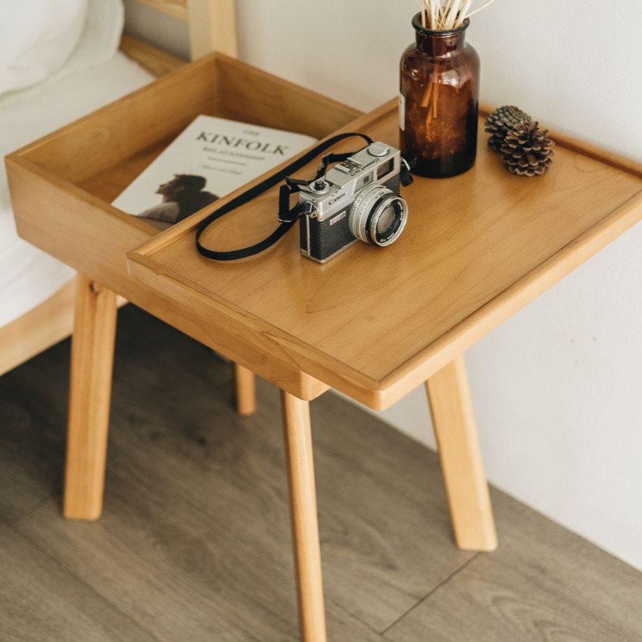 ตู้ข้างเตียงไม้ยางพารา MAAI DESIGN รุ่น FLIP SIDE TABLE สีโอ๊ค