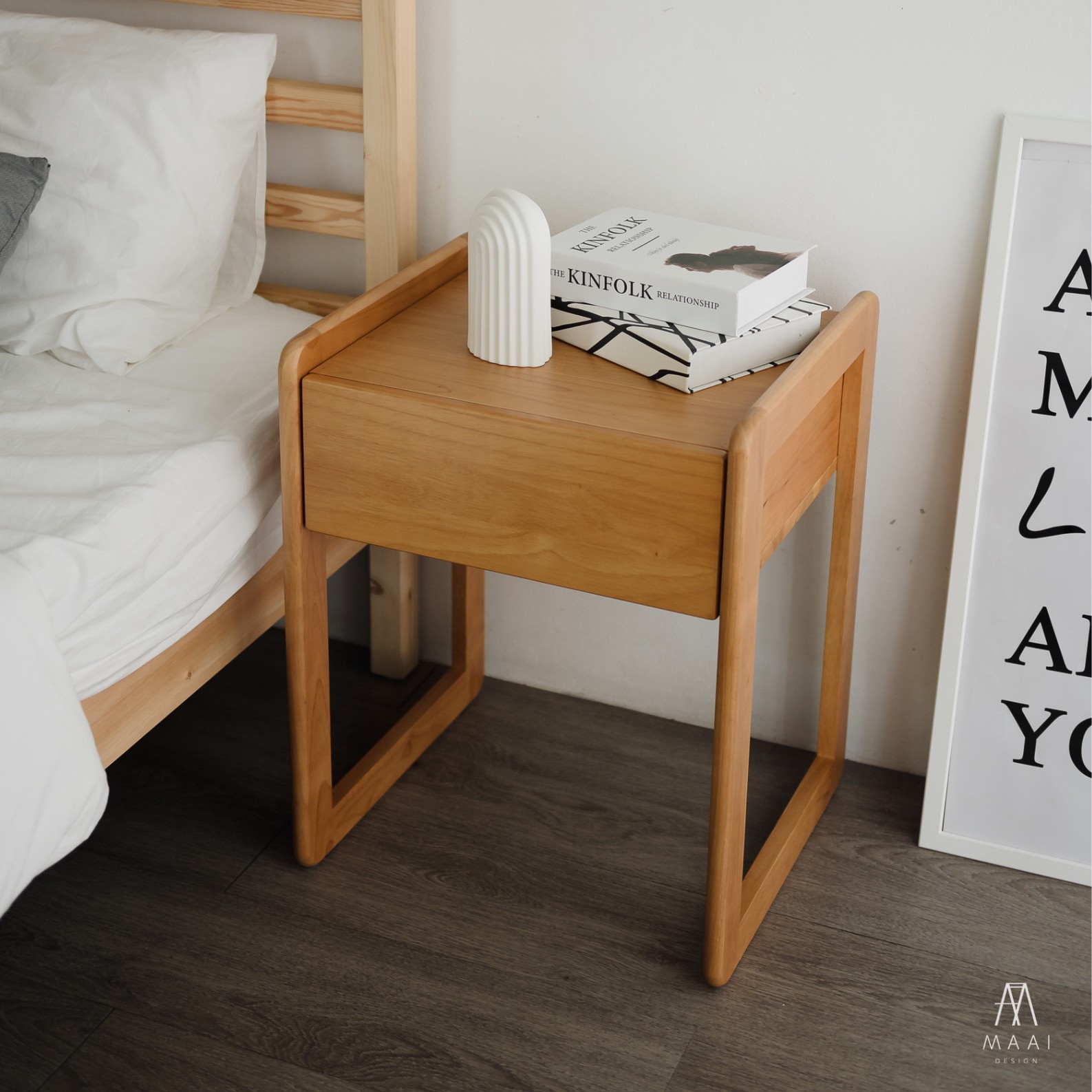 ตู้ลิ้นชักข้างเตียงไม้ยางพารา MAAI DESIGN รุ่น UCHU SIDE TABLE สีโอ๊ค