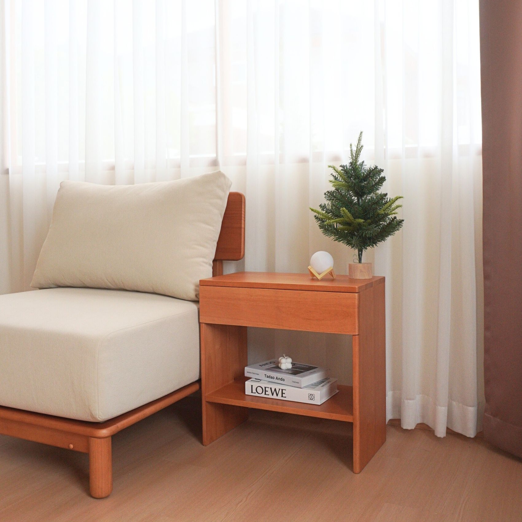 ตู้ลิ้นชักข้างเตียงไม้ยางพารา MAAI DESIGN รุ่น REINA SIDE TABLE สีโอ๊ค