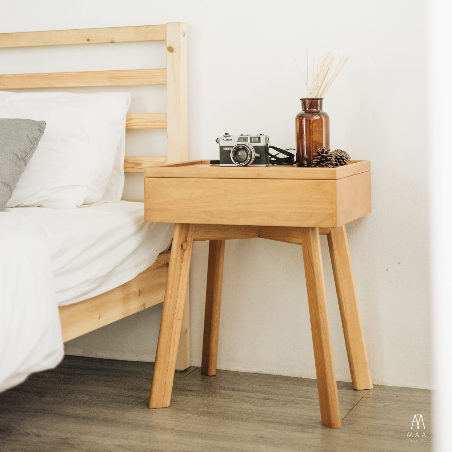 ตู้ข้างเตียงไม้ยางพารา MAAI DESIGN รุ่น FLIP SIDE TABLE สีโอ๊ค_10