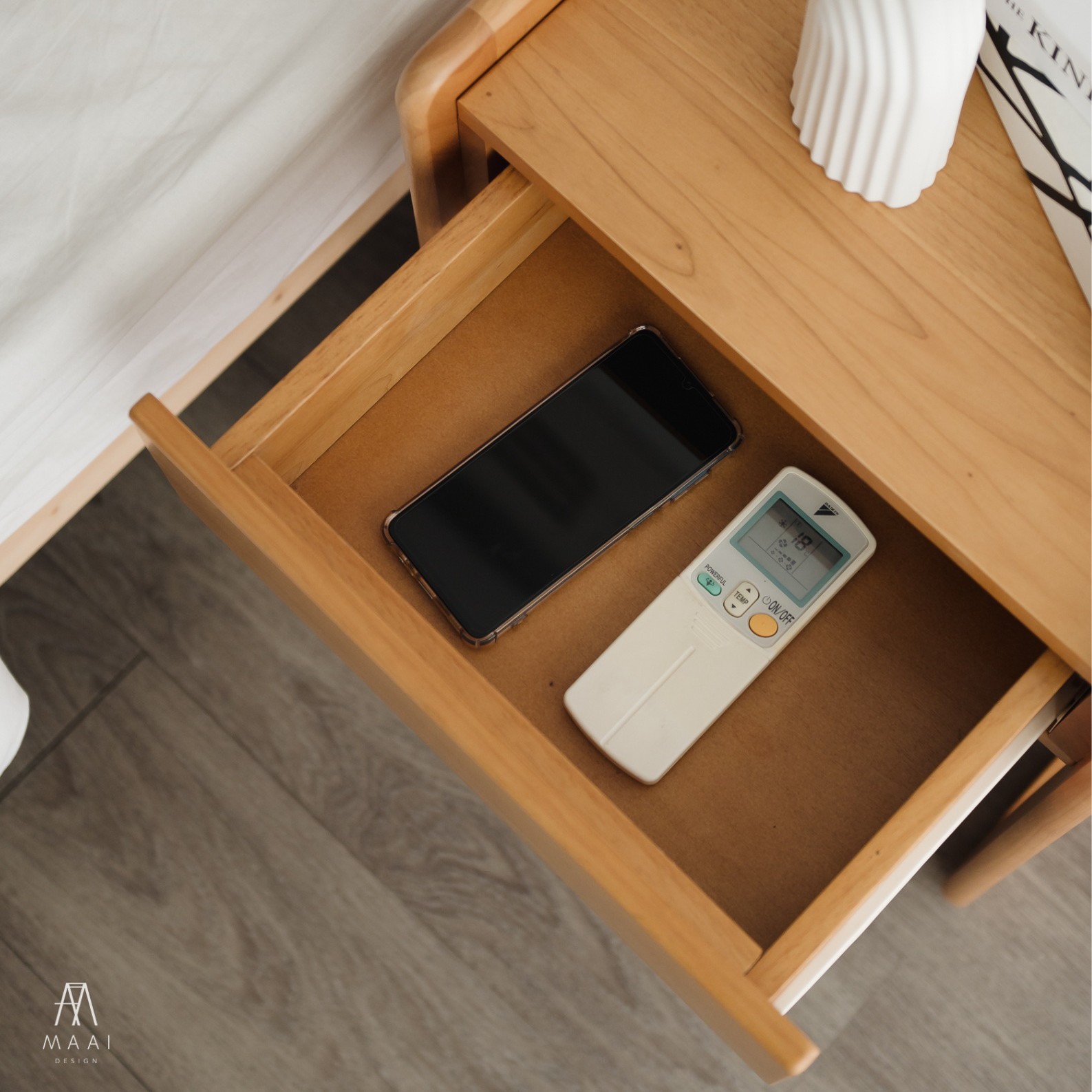 ตู้ลิ้นชักข้างเตียงไม้ยางพารา MAAI DESIGN รุ่น UCHU SIDE TABLE สีโอ๊ค_4